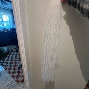 Elegant White Veil with Pearl Accents